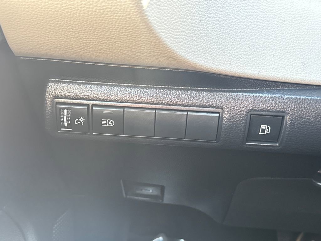 Used 2025 Toyota Corolla LE image 31