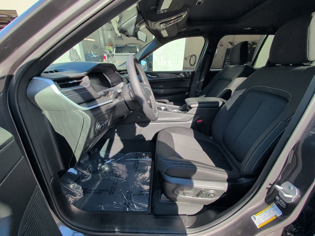 Used 2025 Jeep Grand Cherokee Laredo X w/ Luxury Tech Group I image 11