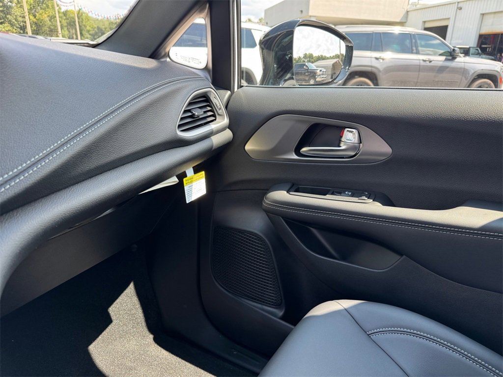 New 2026 Chrysler Pacifica Select image 27