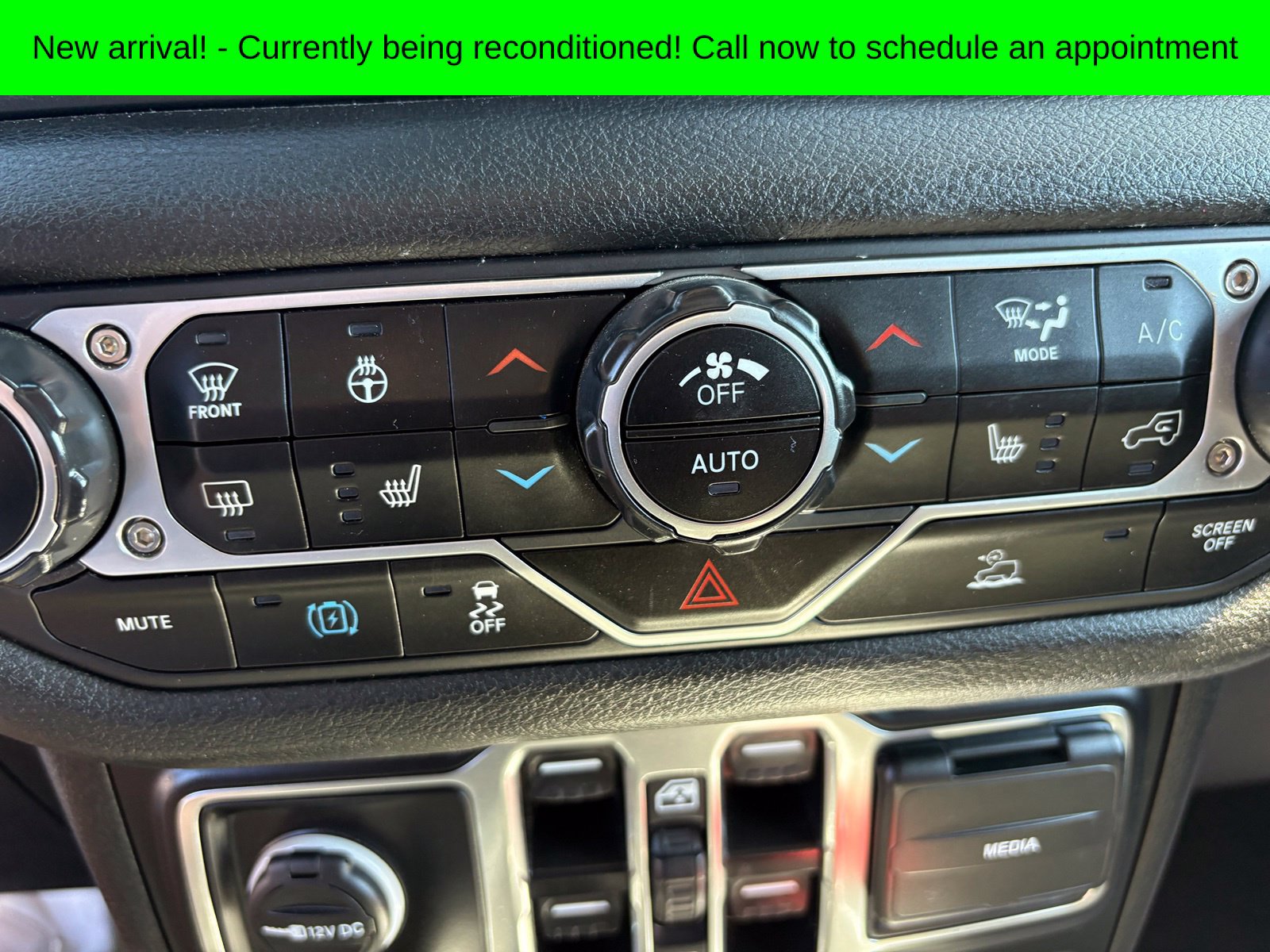 Used 2024 Jeep Wrangler Unlimited w/ Dual Top Group AWD/4WD image 9
