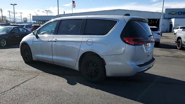 Used 2024 Chrysler Pacifica Touring-L FWD image 6
