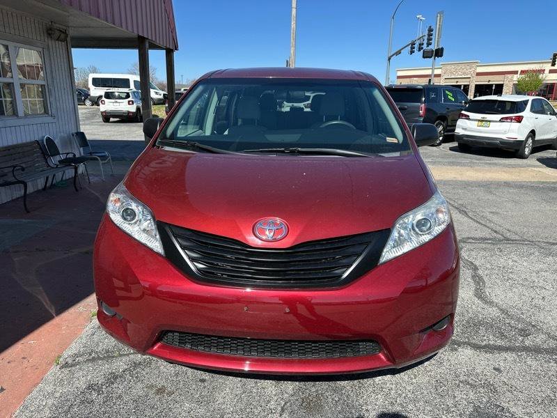 Used 2015 Toyota Sienna L image 2