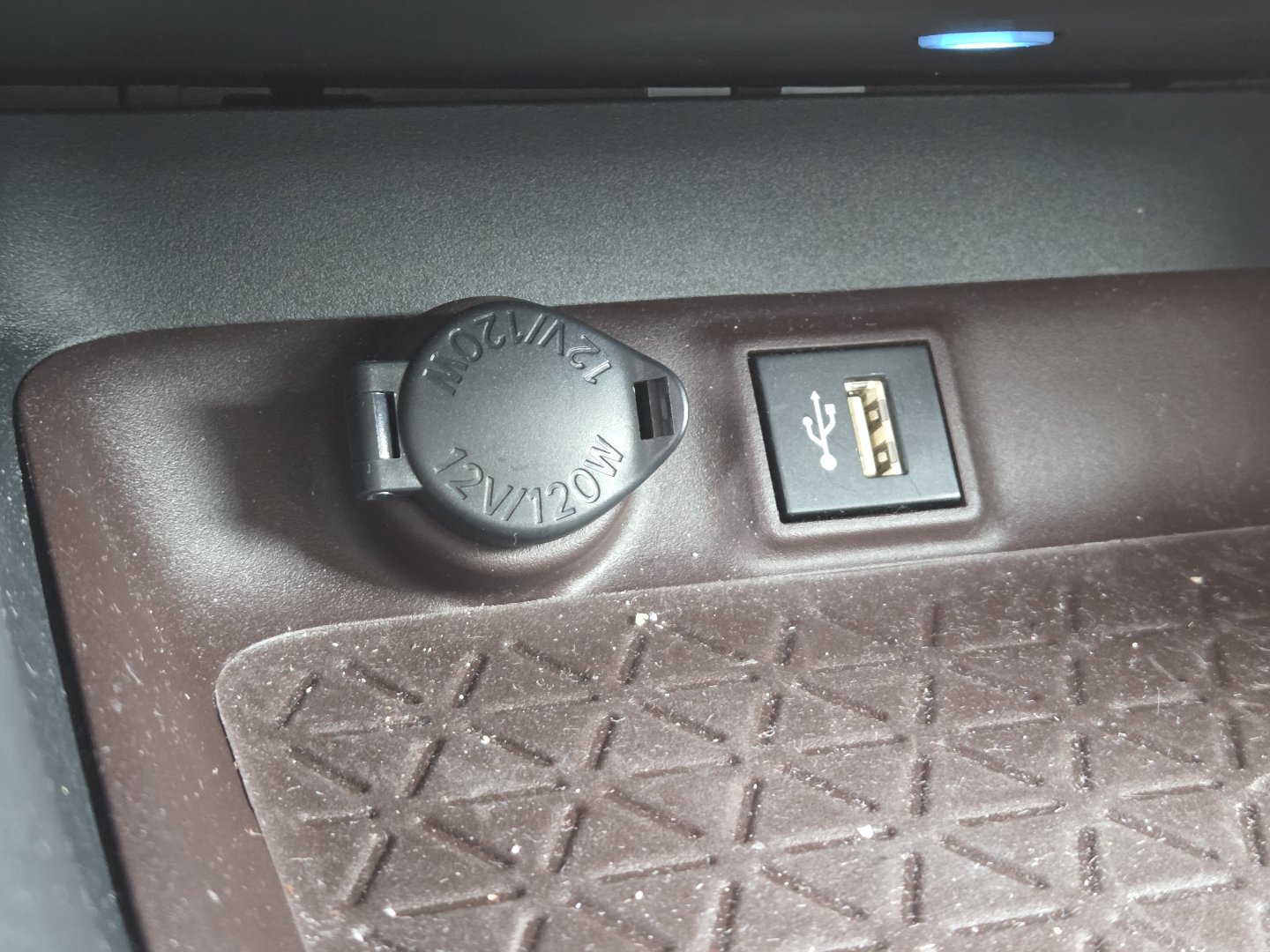 Used 2025 Toyota RAV4 Limited w/ Weather Package AWD/4WD image 31