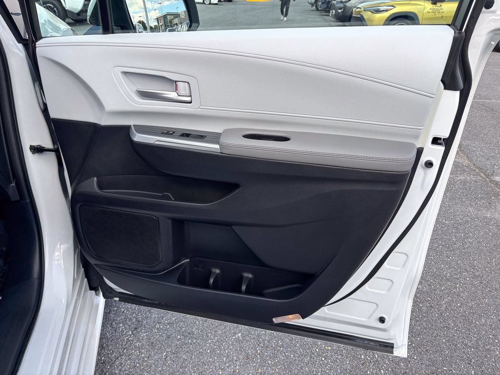 Used 2026 Toyota Sienna XLE FWD image 41