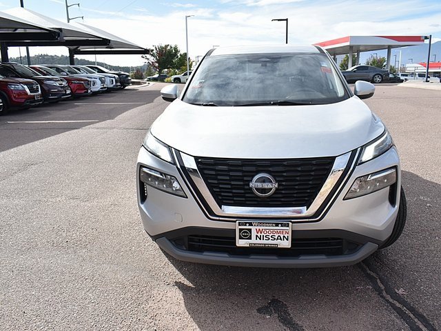 Used 2022 Nissan Rogue SV image 2