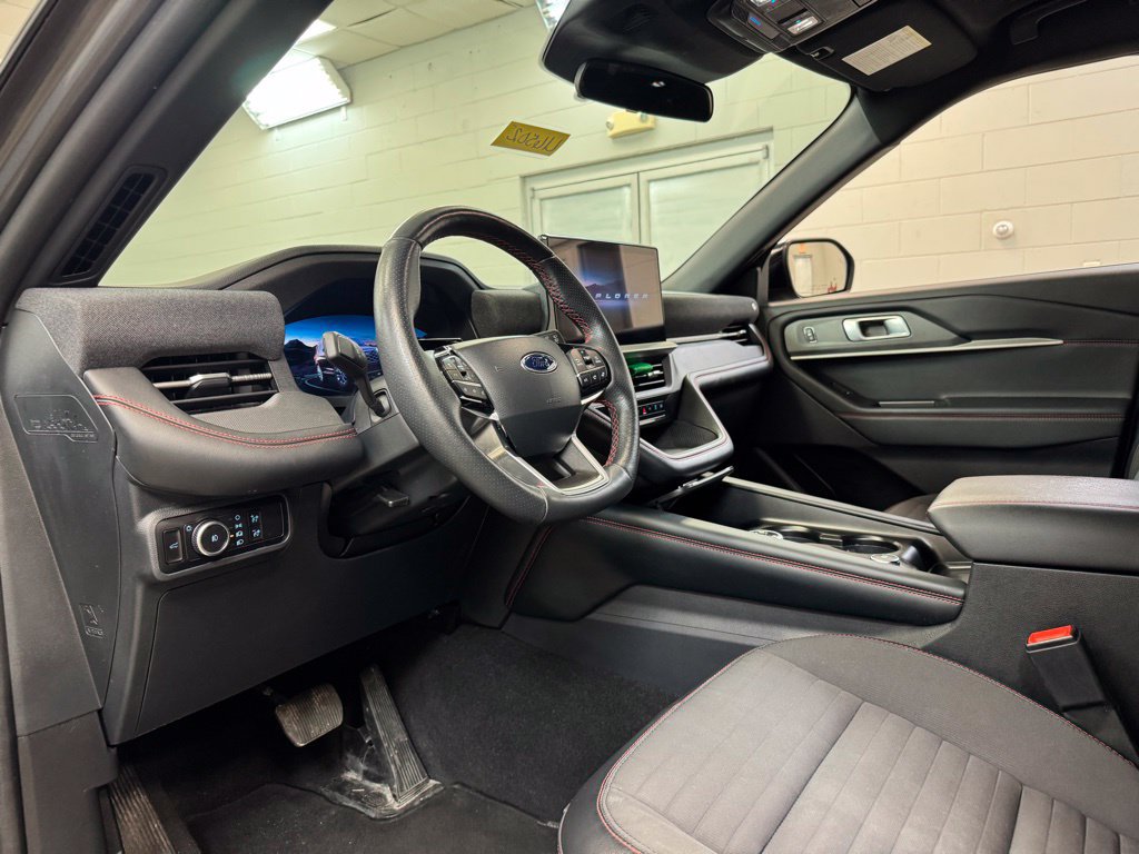 Used 2025 Ford Explorer ST-Line w/ ST-Line Street Pack AWD/4WD image 13