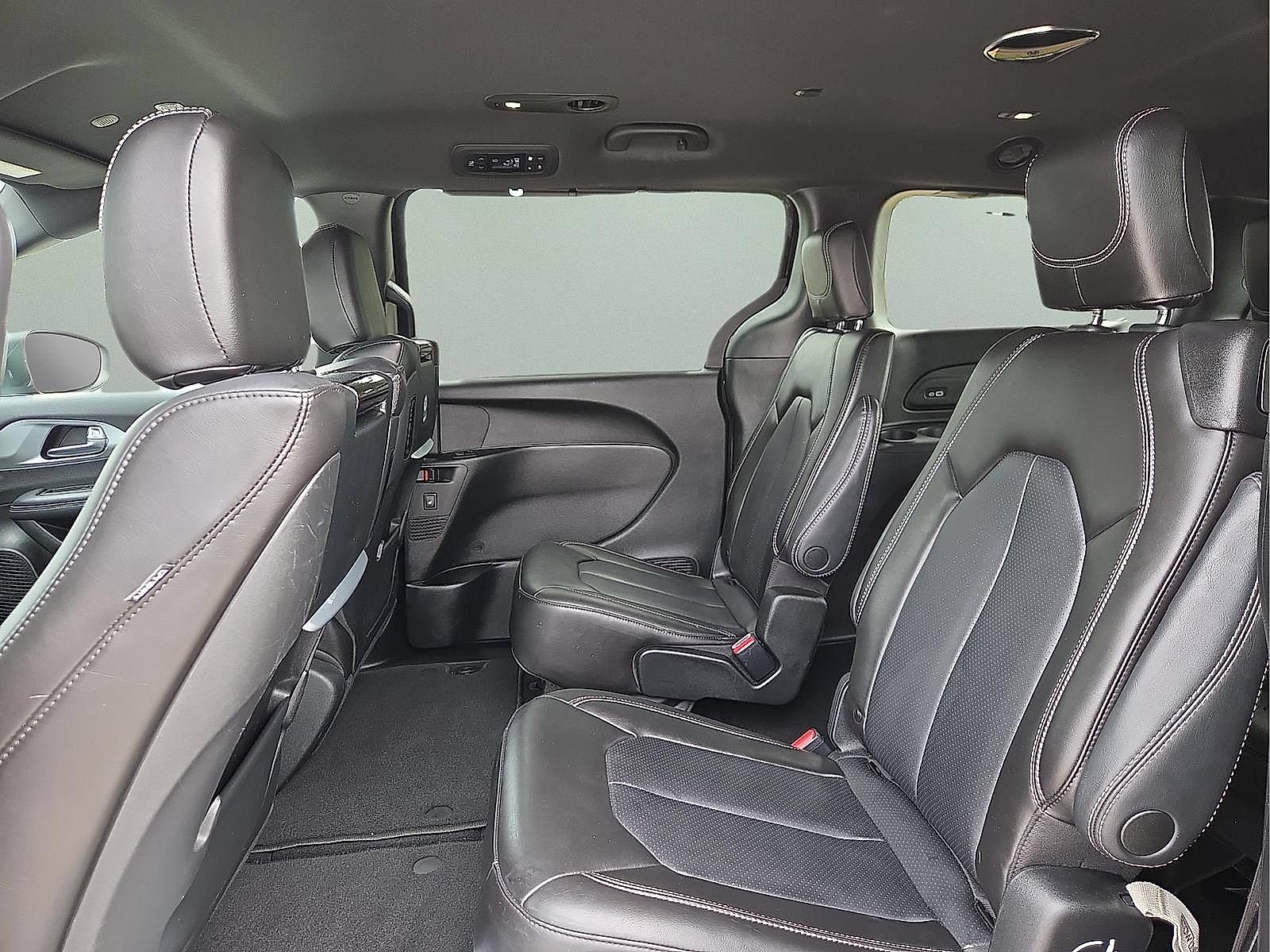 Used 2023 Chrysler Pacifica Touring-L w/ Uconnect Theater Family Group AWD/4WD image 11