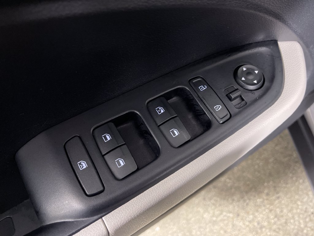 Certified 2025 Hyundai Venue SEL FWD image 19