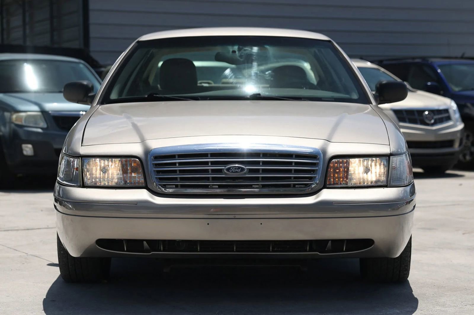 Used 2004 Ford Crown Victoria LX RWD image 10