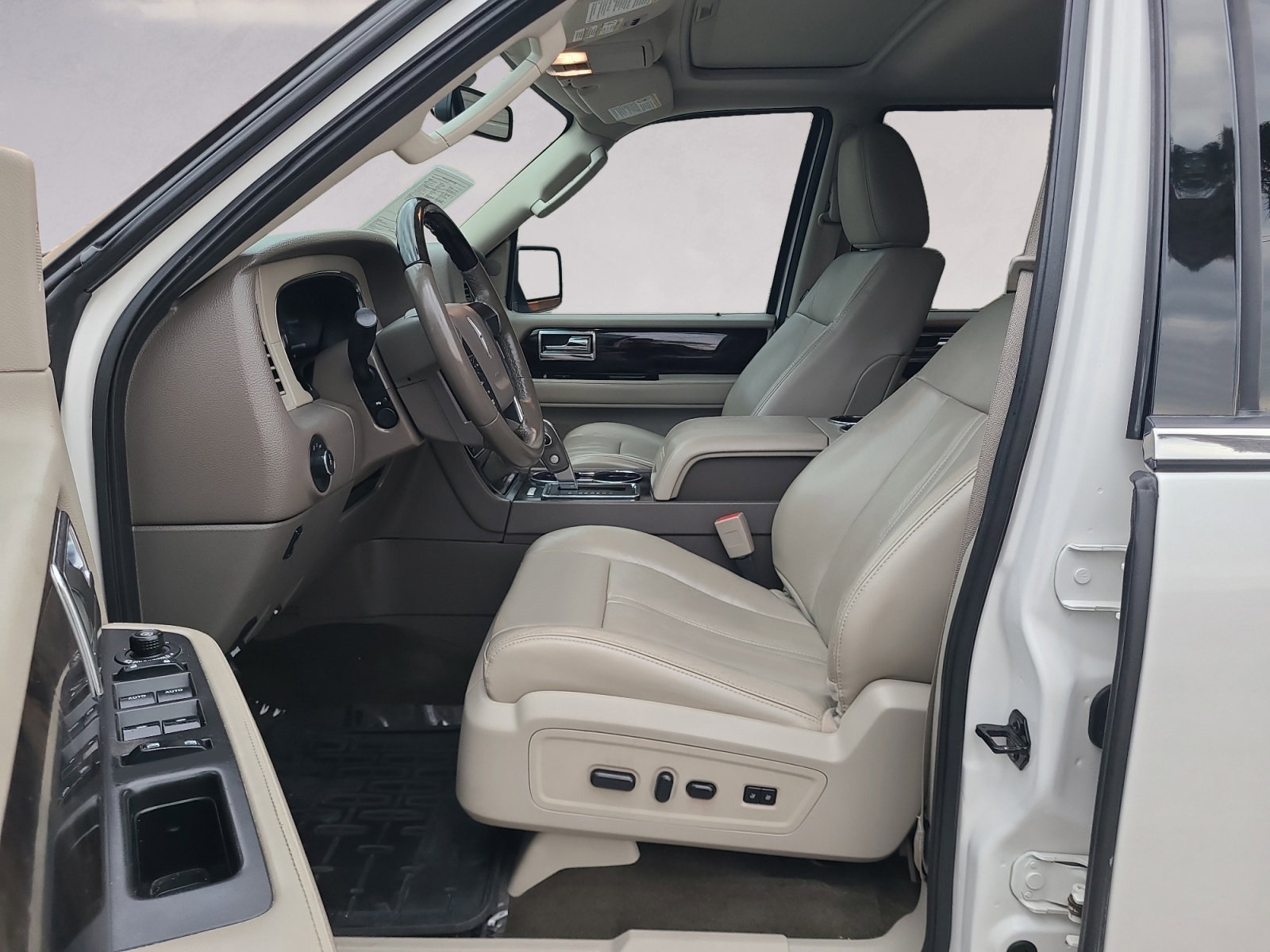 Used 2016 Lincoln Navigator Select image 11