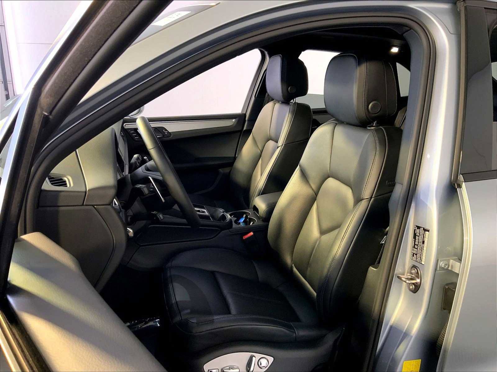 Certified 2025 Porsche Macan AWD/4WD image 5