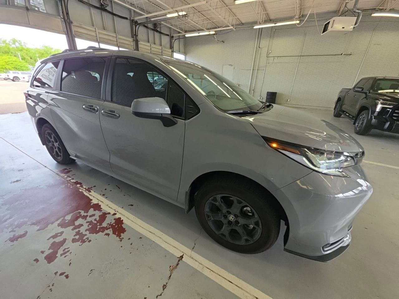 Used 2025 Toyota Sienna XLE Woodland Edition image 3