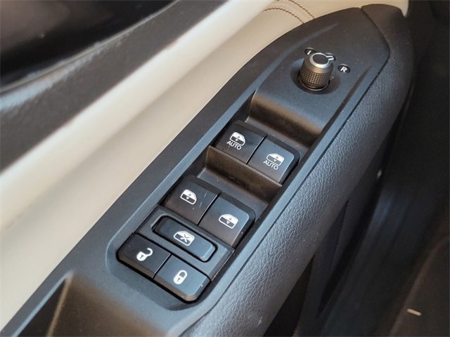 Used 2025 Jeep Compass Limited image 21