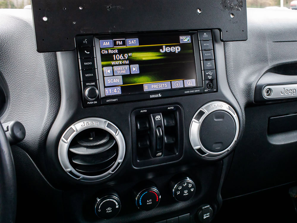 Used 2016 Jeep Wrangler Unlimited Rubicon w/ Connectivity Group image 19