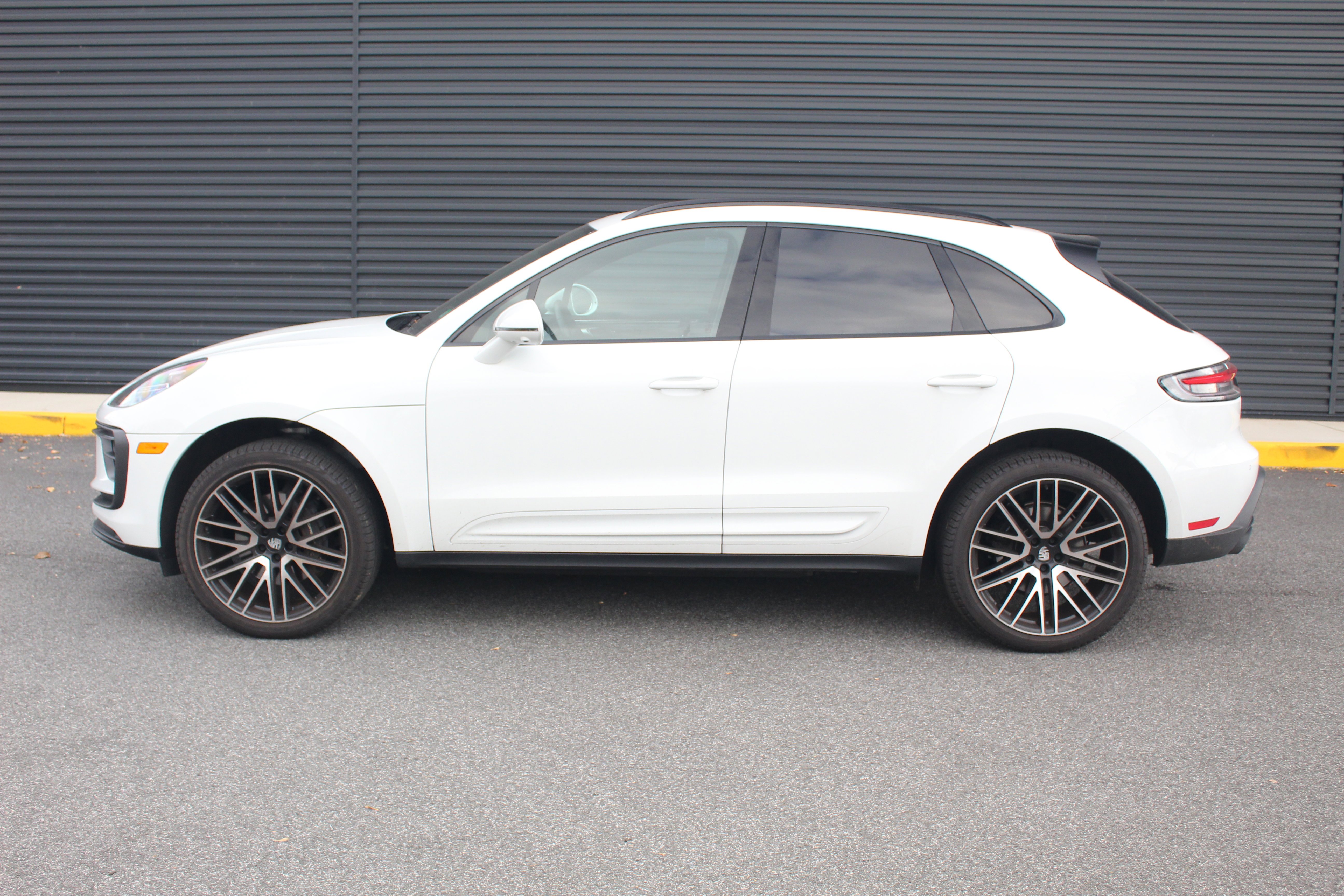 Certified 2025 Porsche Macan image 2