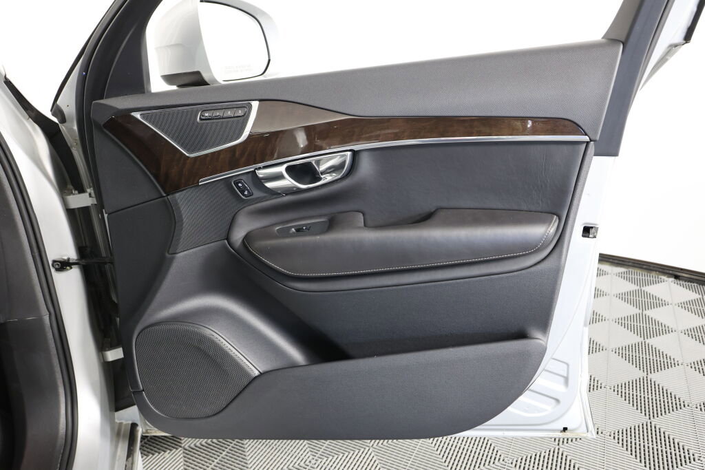 Used 2016 Volvo XC90 T6 Momentum w/ Momentum Plus Package image 22