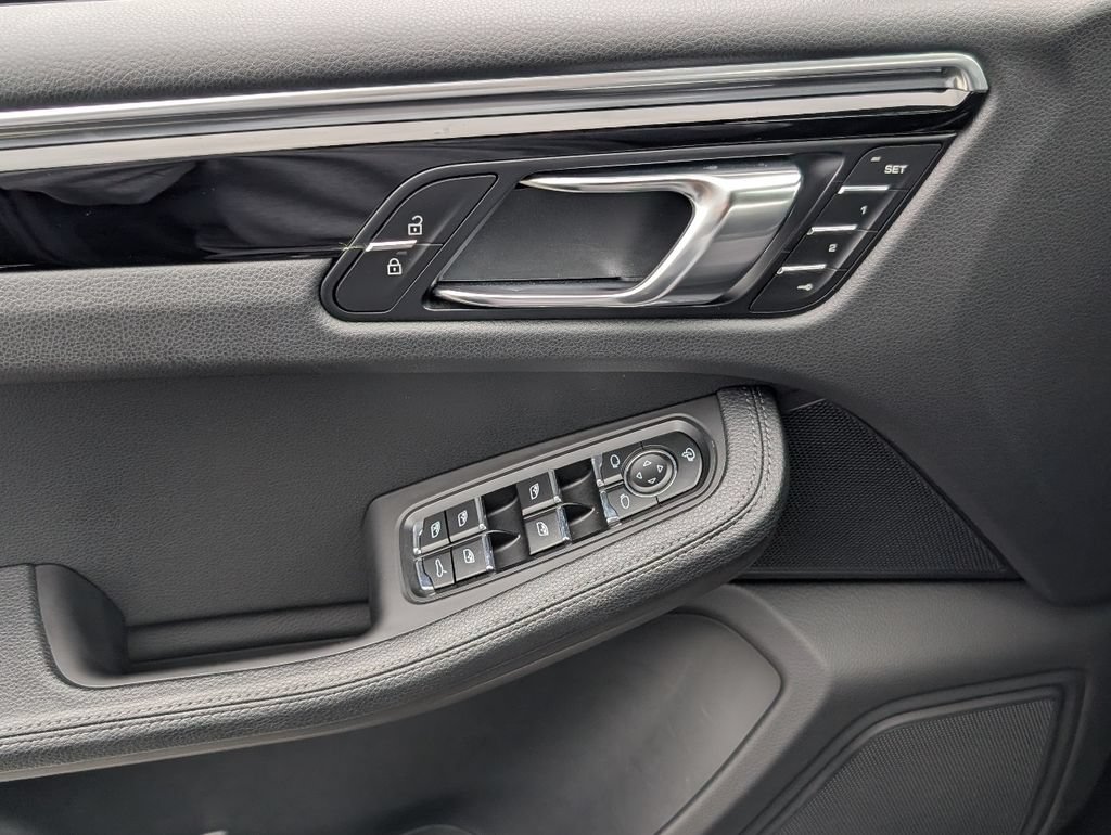 Certified 2025 Porsche Macan AWD/4WD image 20
