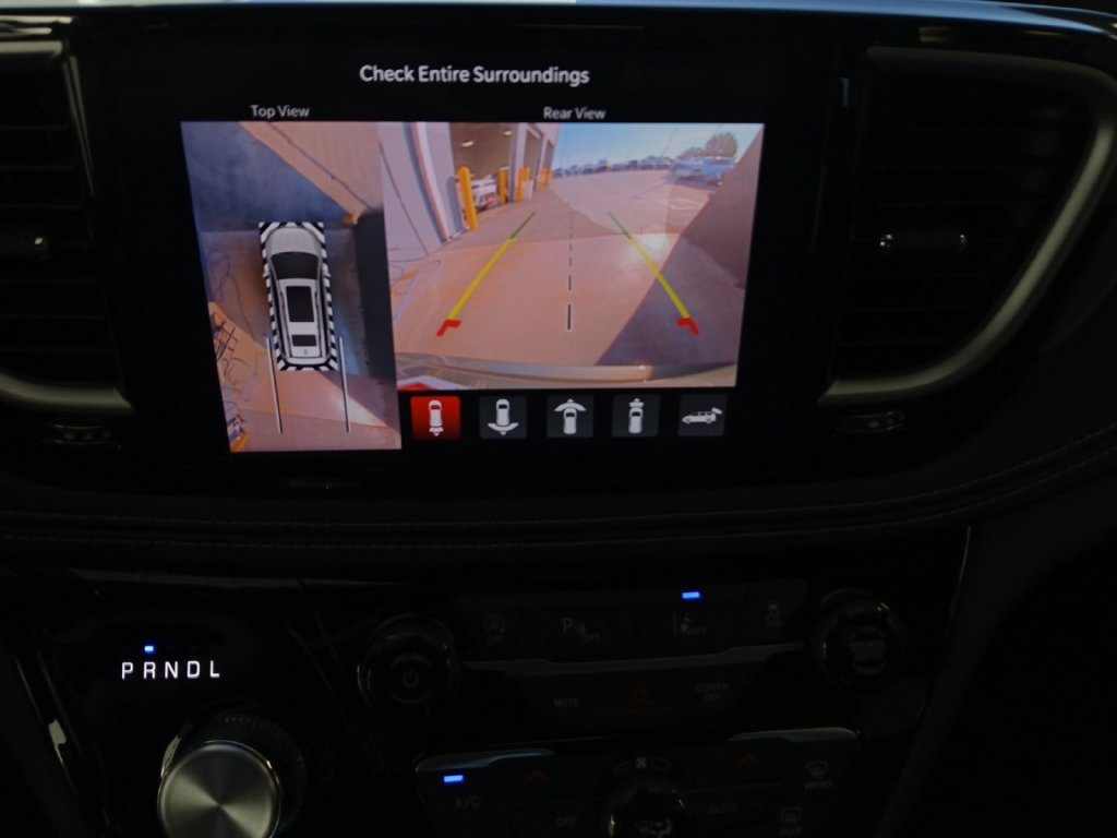 New 2027 Chrysler Pacifica Limited FWD image 9