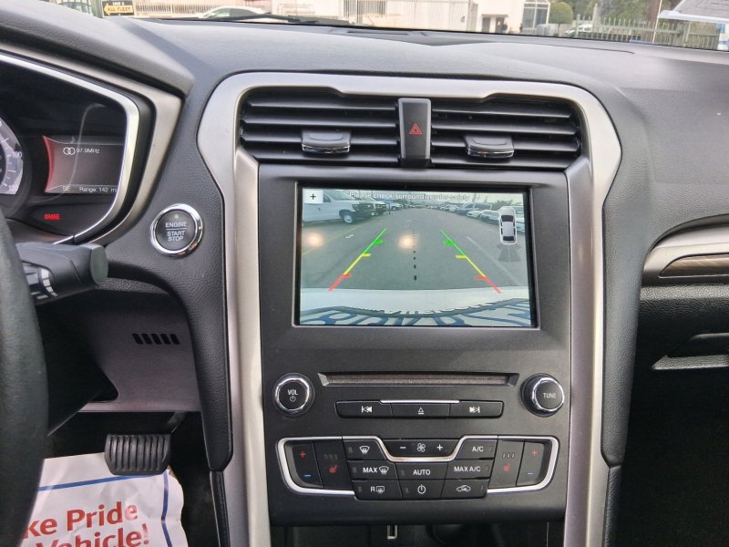 Used 2018 Ford Fusion SE w/ Equipment Group 602A FWD image 13