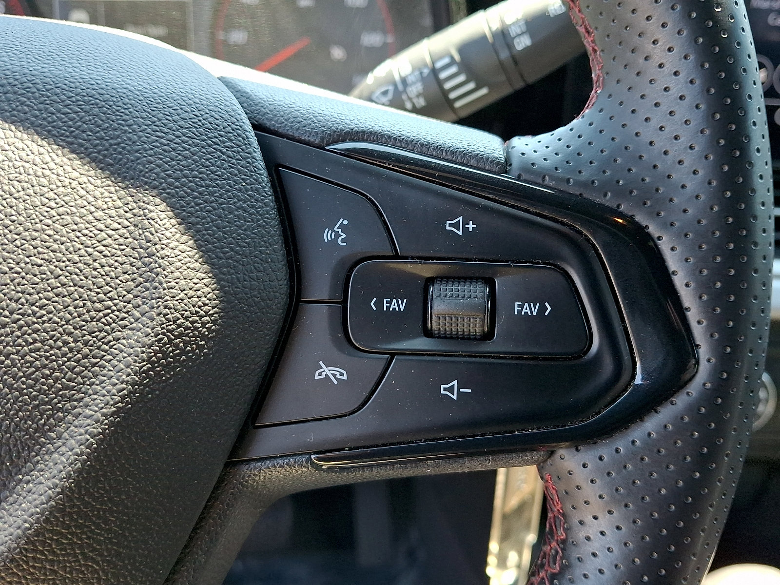 Certified 2024 Chevrolet Trax RS FWD image 23