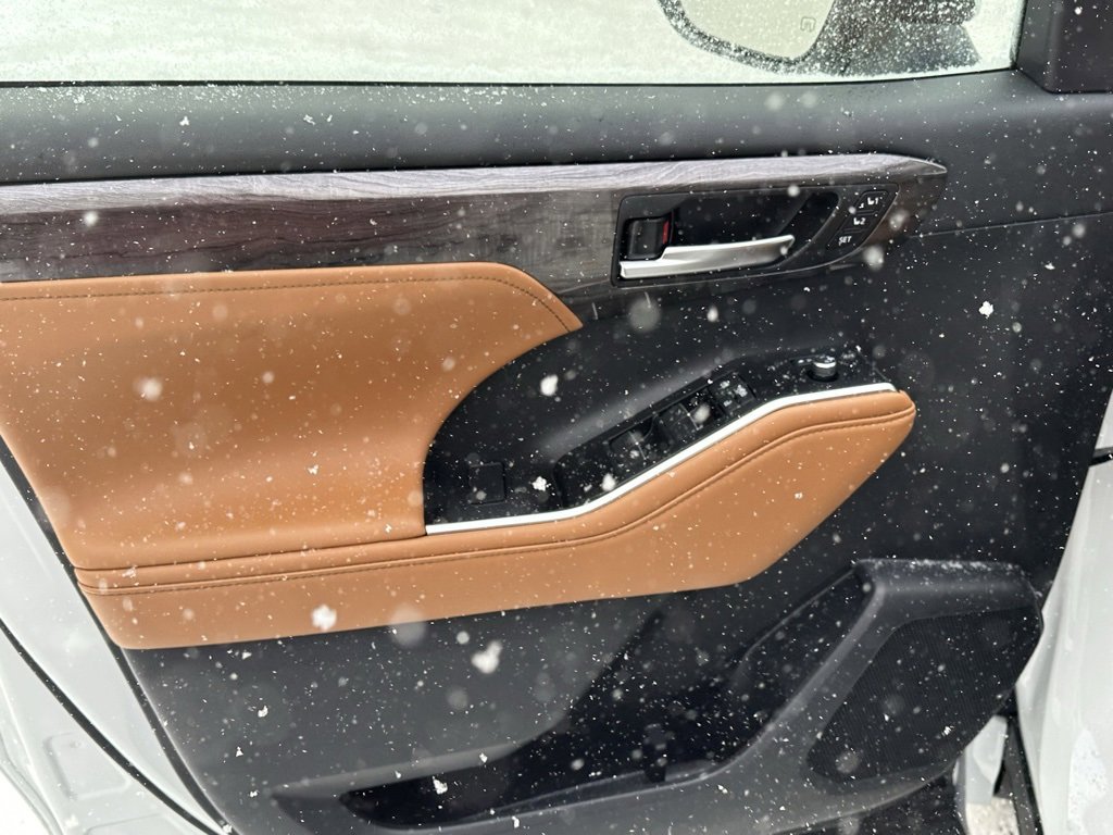 New 2026 Toyota Highlander Platinum image 10