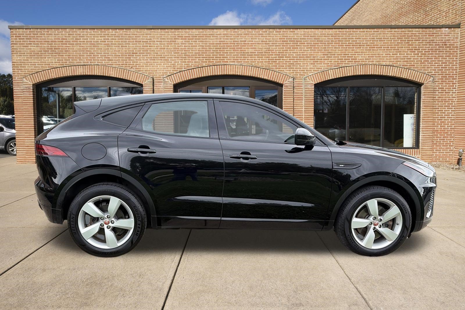 Used 2019 Jaguar E-PACE R-Dynamic SE AWD/4WD image 2