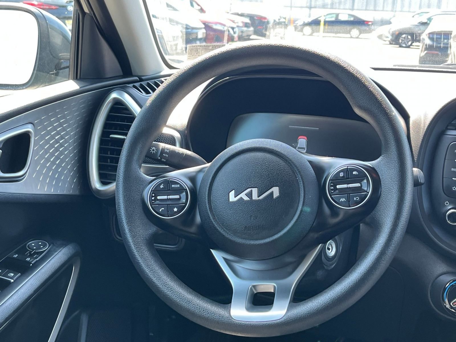 Used 2025 Kia Soul LX w/ LX Technology Package FWD image 26