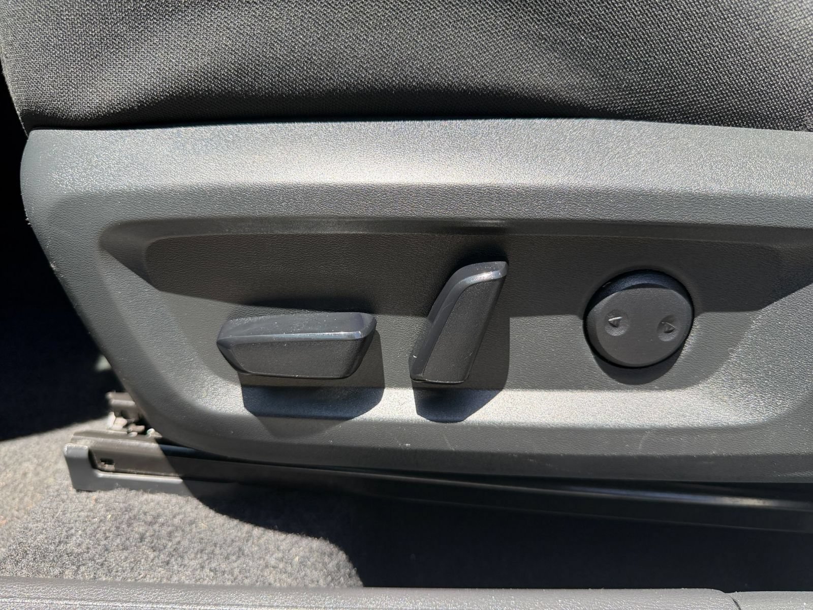 Used 2025 Nissan Rogue SV FWD image 22