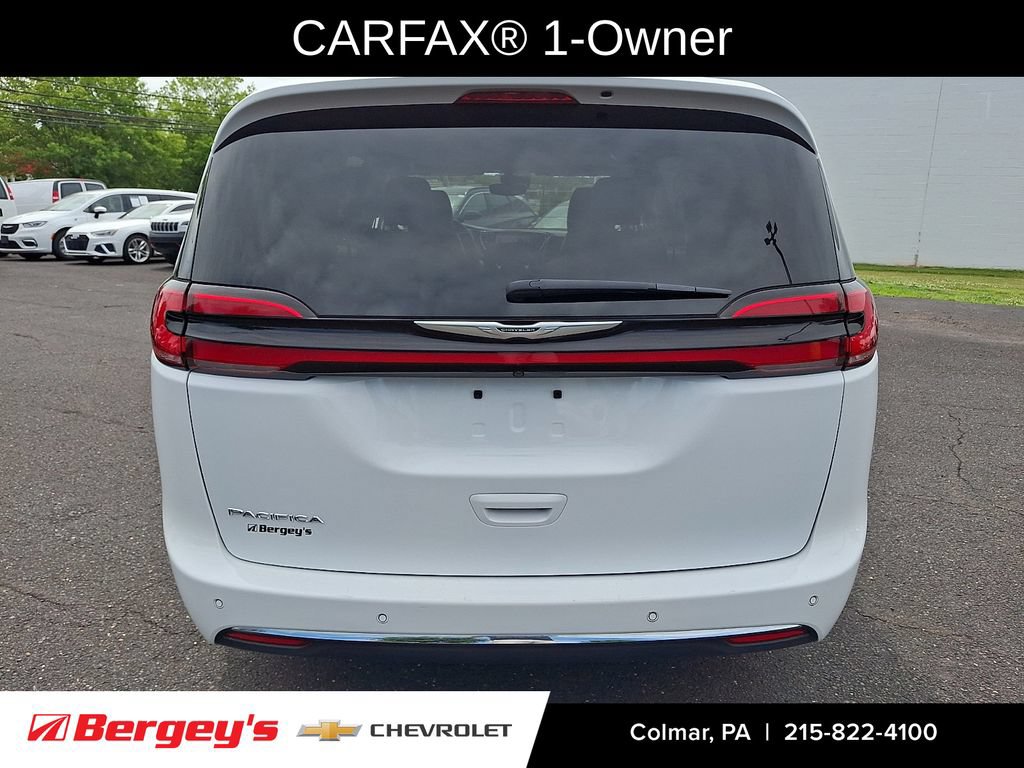 Used 2023 Chrysler Pacifica Touring-L FWD image 3