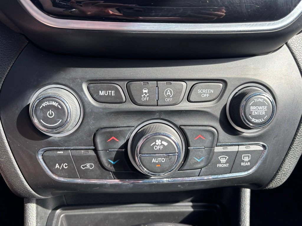 Used 2019 Jeep Cherokee Limited w/ Technology Group AWD/4WD image 36