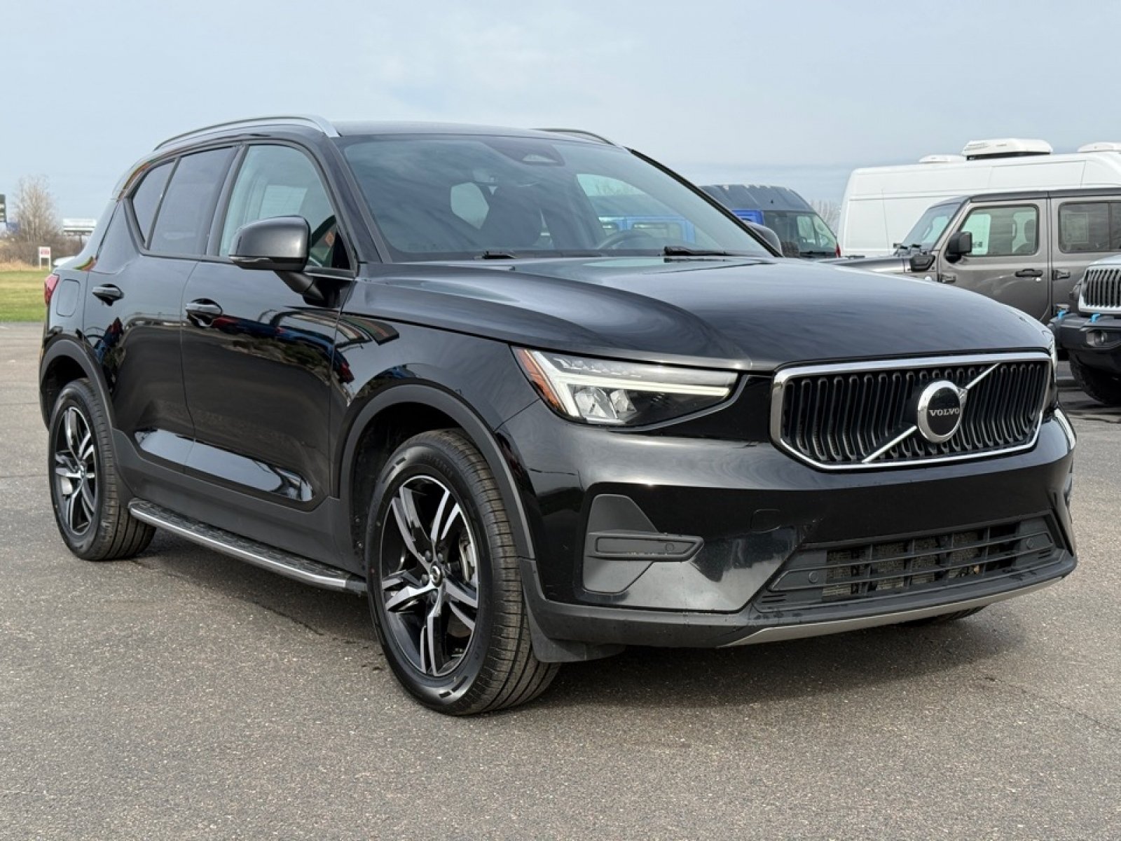 Used 2023 Volvo XC40 B5 Core AWD/4WD image 2