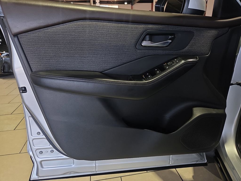 Used 2022 Nissan Rogue SV FWD image 16