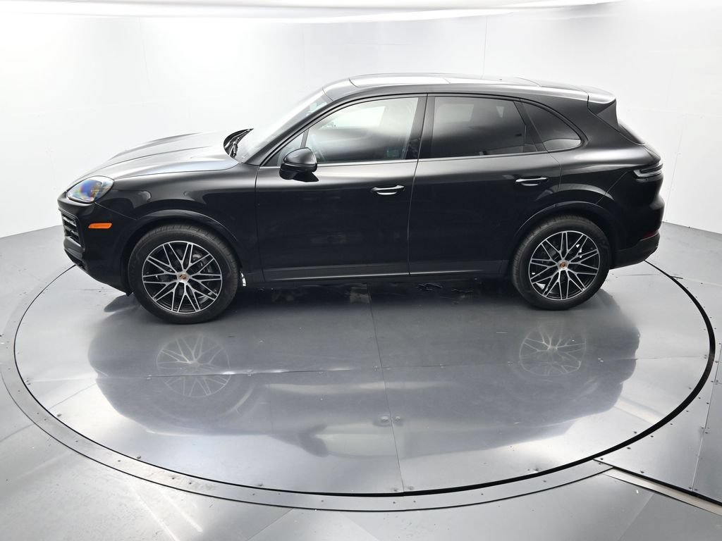 Certified 2025 Porsche Cayenne AWD/4WD image 35