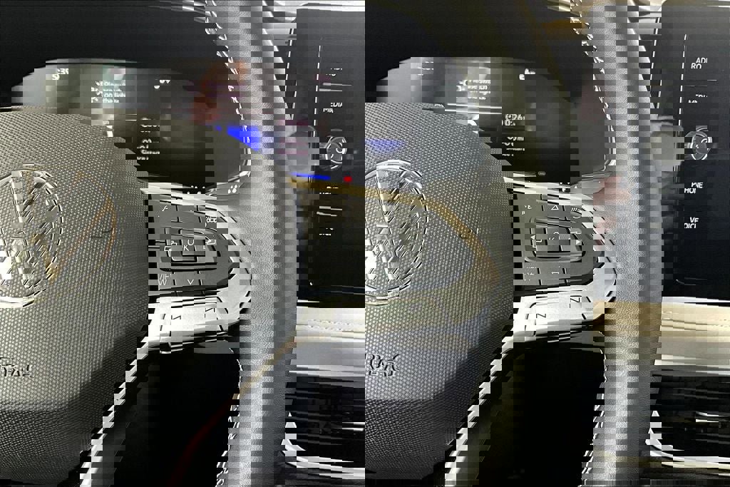 New 2025 Volkswagen Taos SE image 22