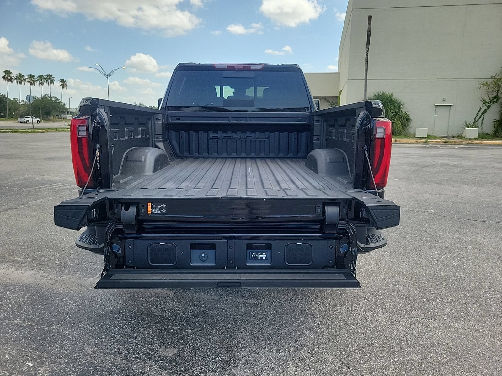 Used 2024 GMC Sierra 2500 Denali Ultimate AWD/4WD image 8