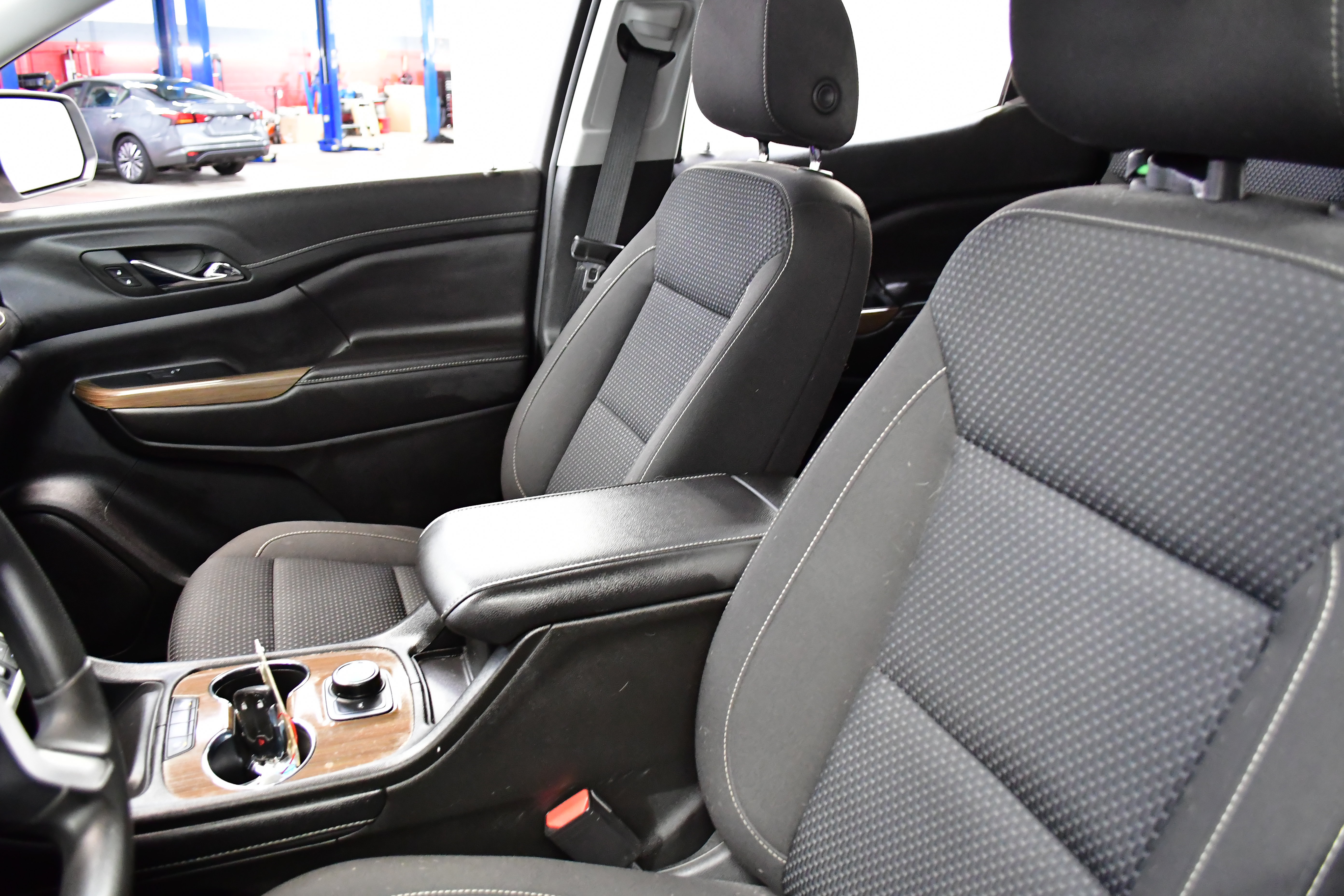 Used 2023 GMC Acadia SLE AWD/4WD image 9