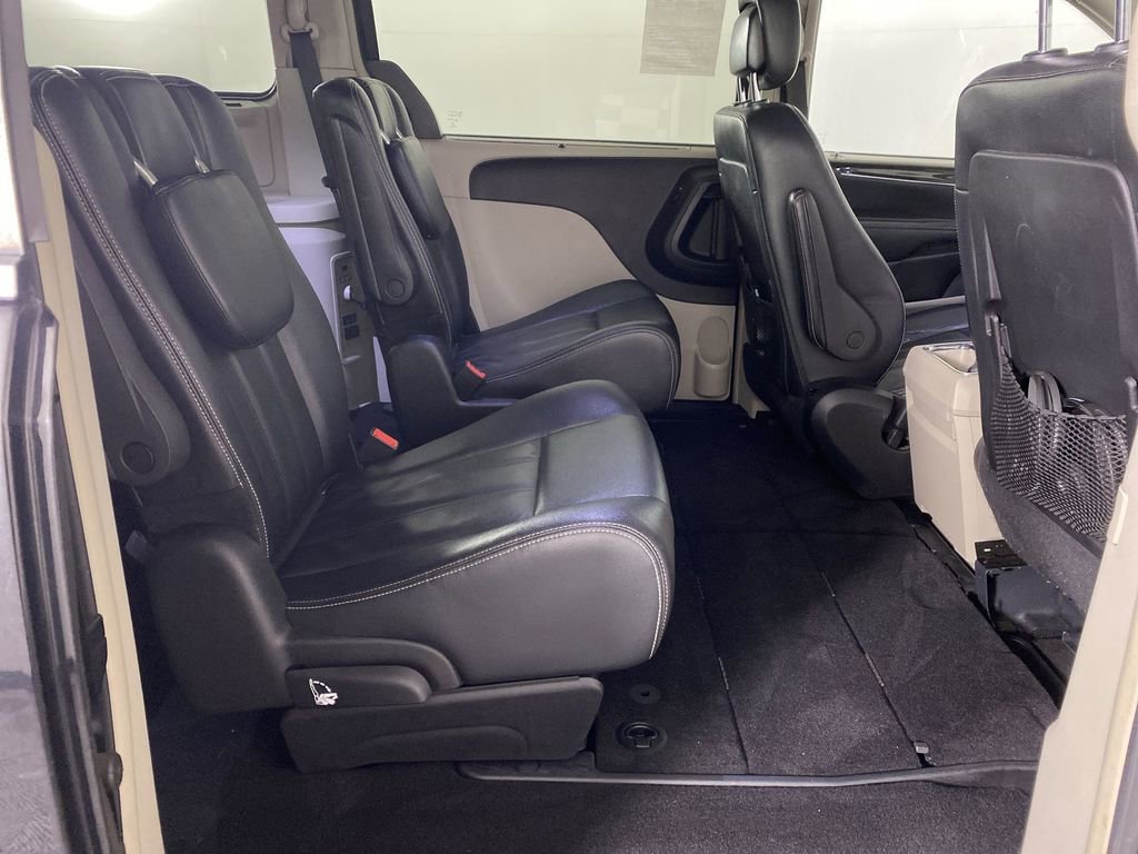 Used 2016 Chrysler Town & Country Touring w/ Driver Convenience Group image 27