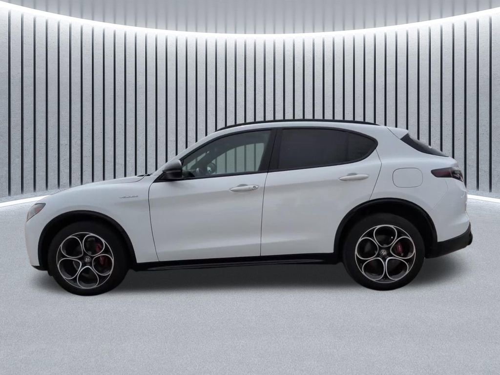 Used 2024 Alfa Romeo Stelvio Veloce image 12