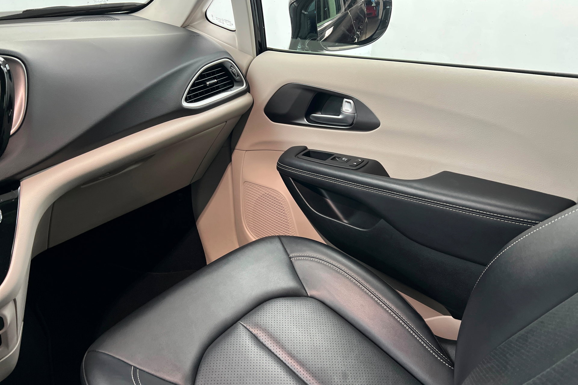 Used 2024 Chrysler Pacifica Touring-L FWD image 10