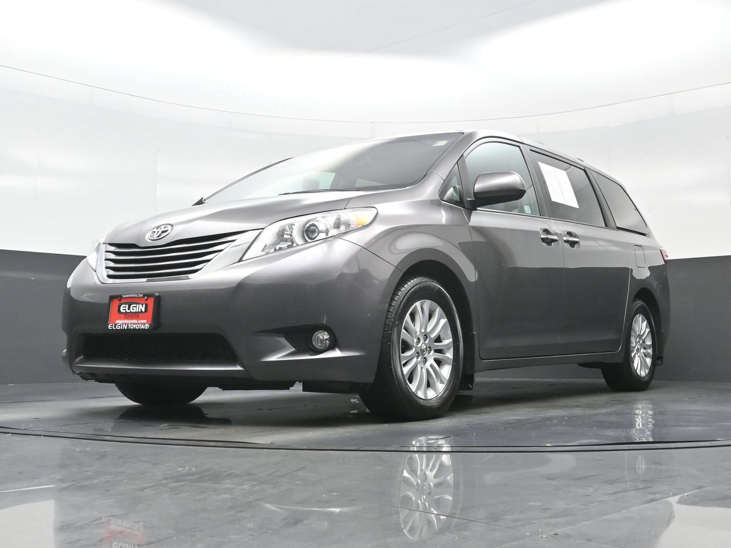 Used 2017 Toyota Sienna XLE w/ XLE Navigation Package FWD image 31