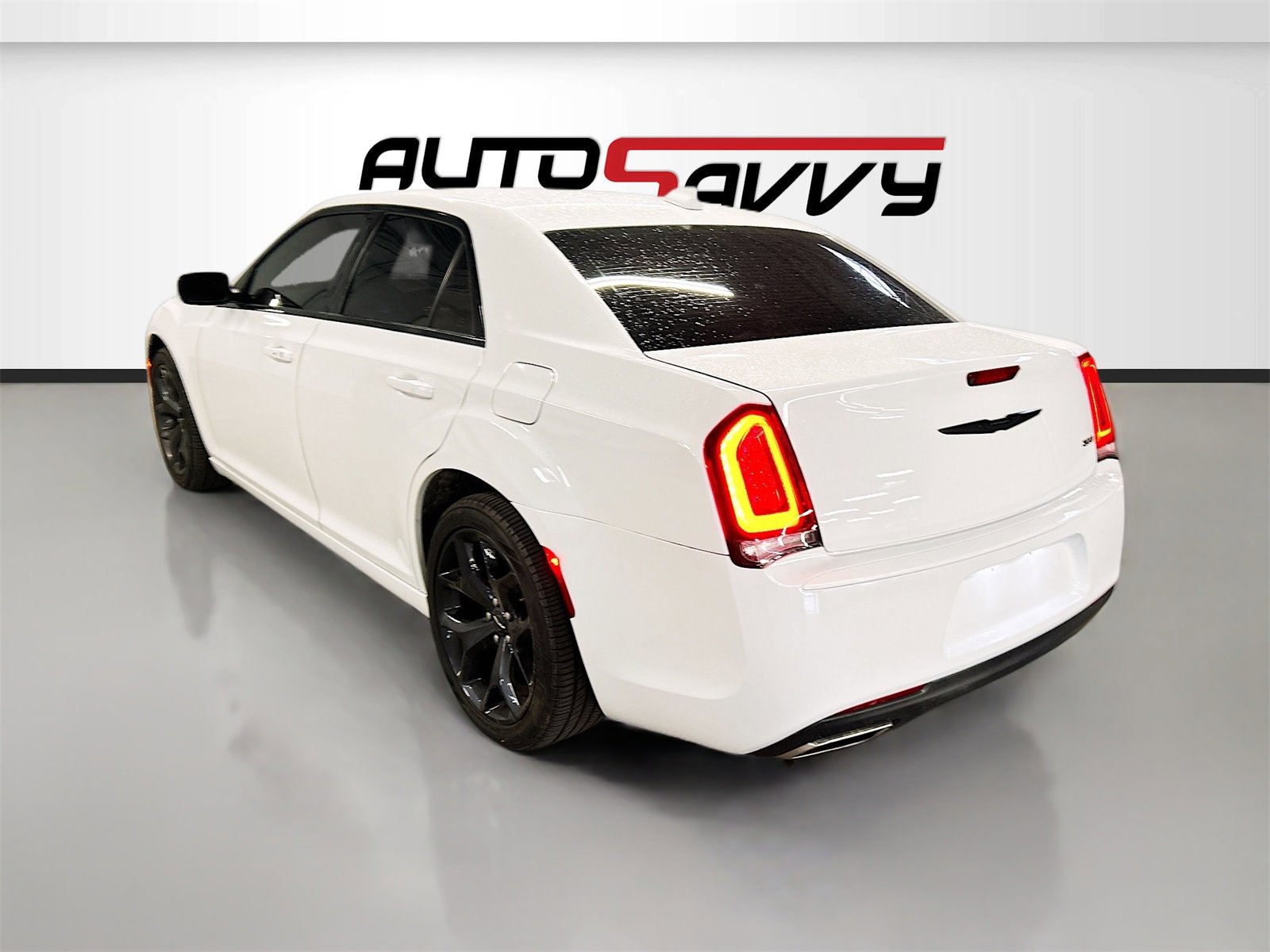 Used 2022 Chrysler 300 Touring w/ Sport Appearance Package image 5
