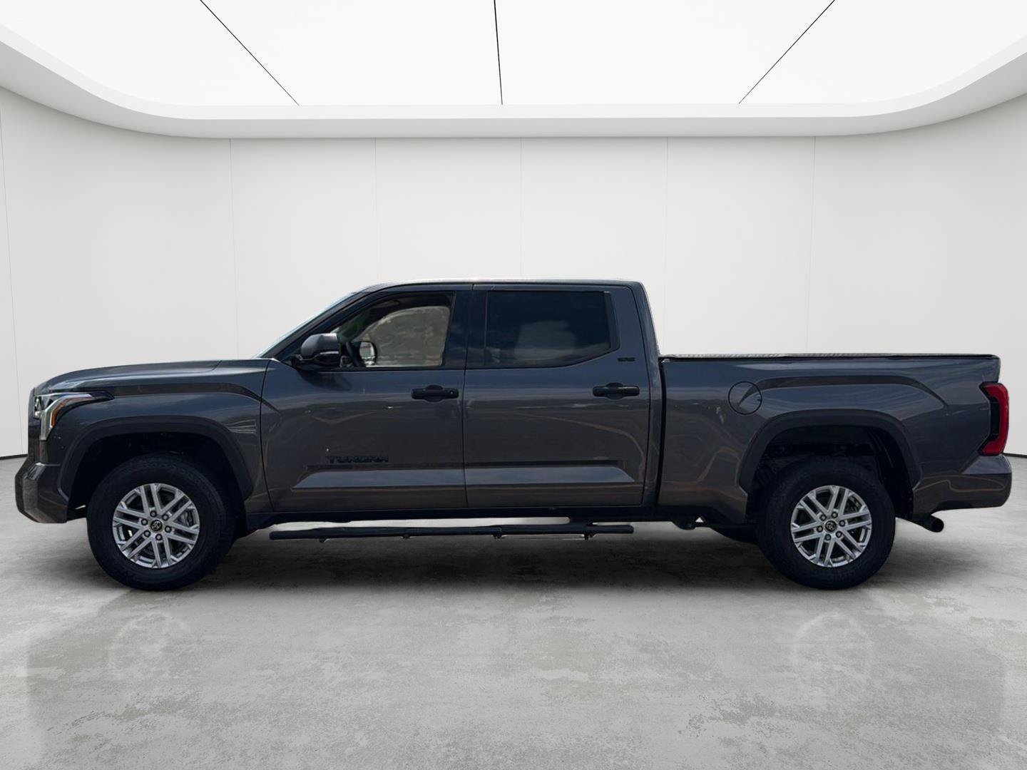 Used 2022 Toyota Tundra SR5 w/ SR5 Convenience Package AWD/4WD image 5