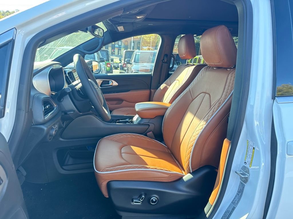 New 2026 Chrysler Pacifica Pinnacle image 13