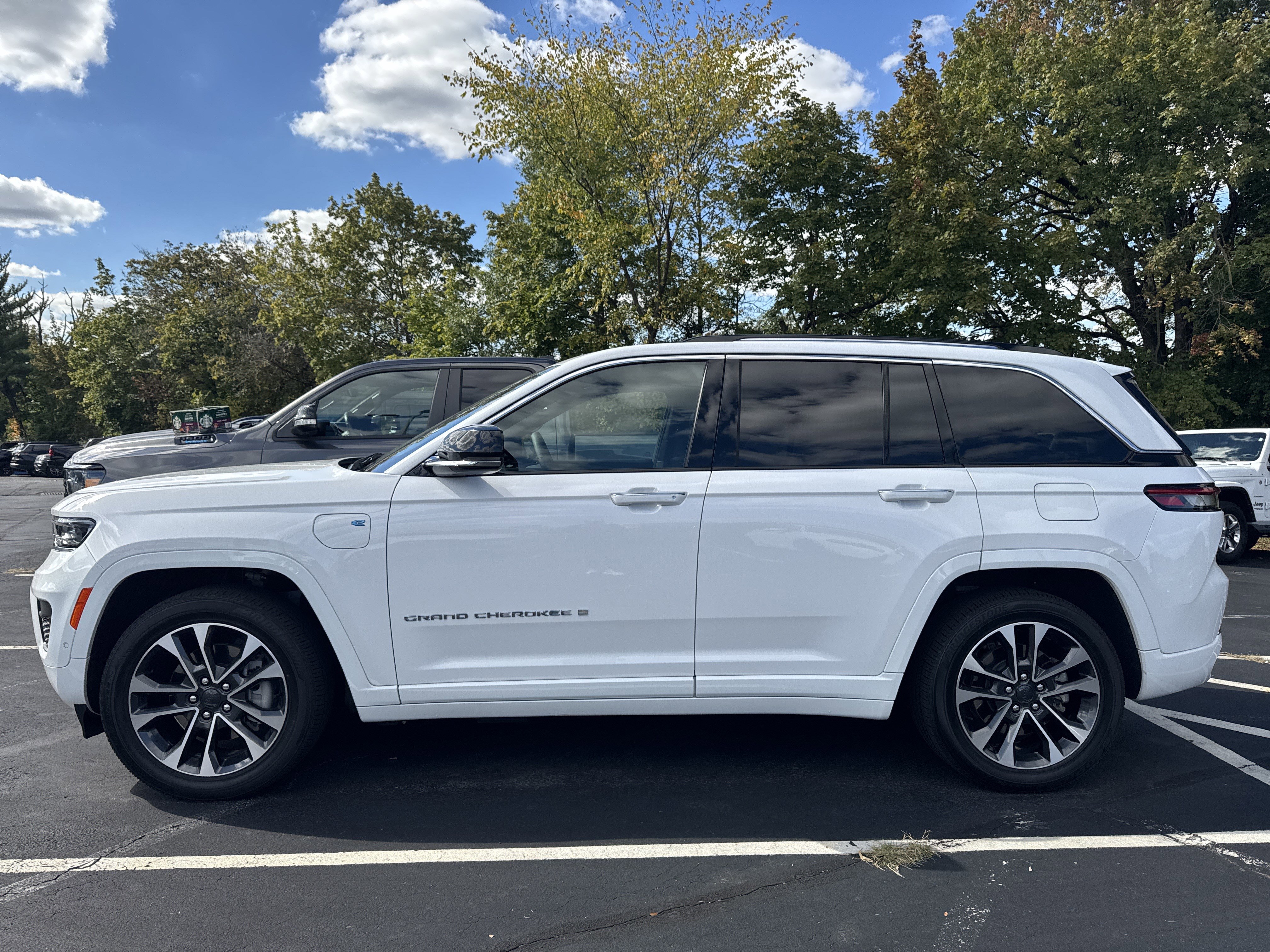 Used 2023 Jeep Grand Cherokee Overland AWD/4WD image 4