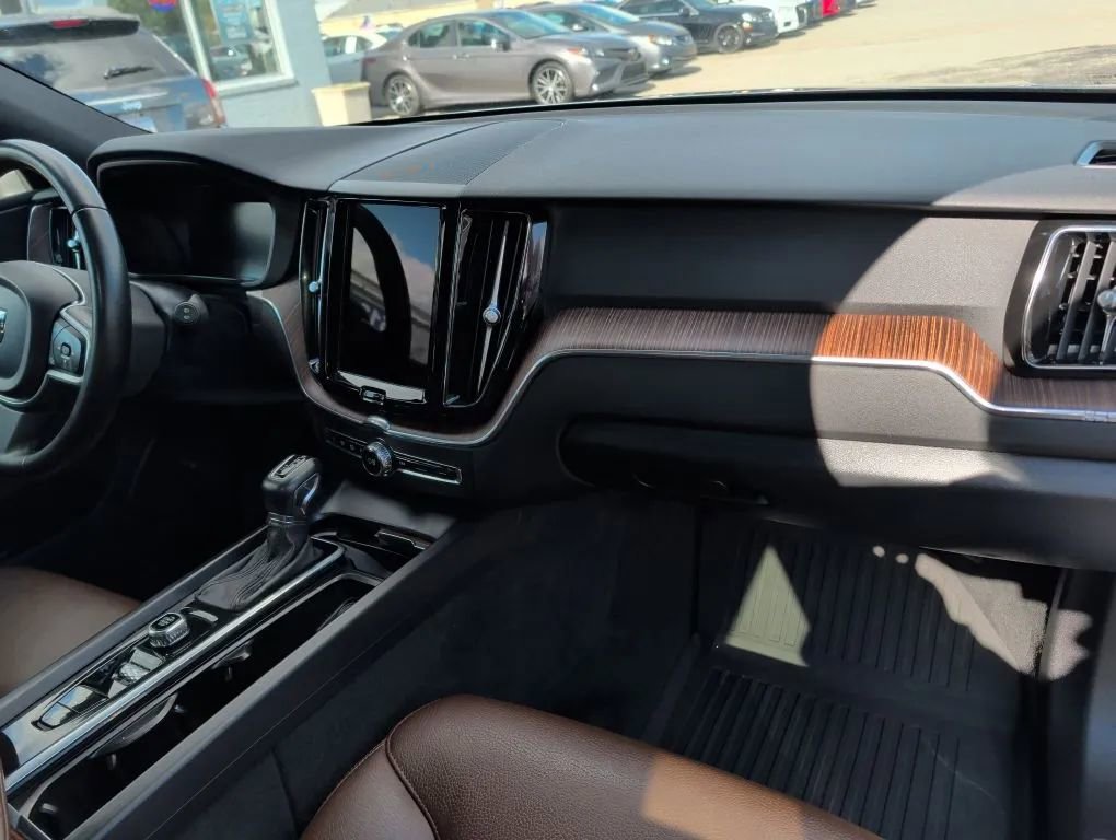 Used 2021 Volvo XC60 T5 Momentum image 23