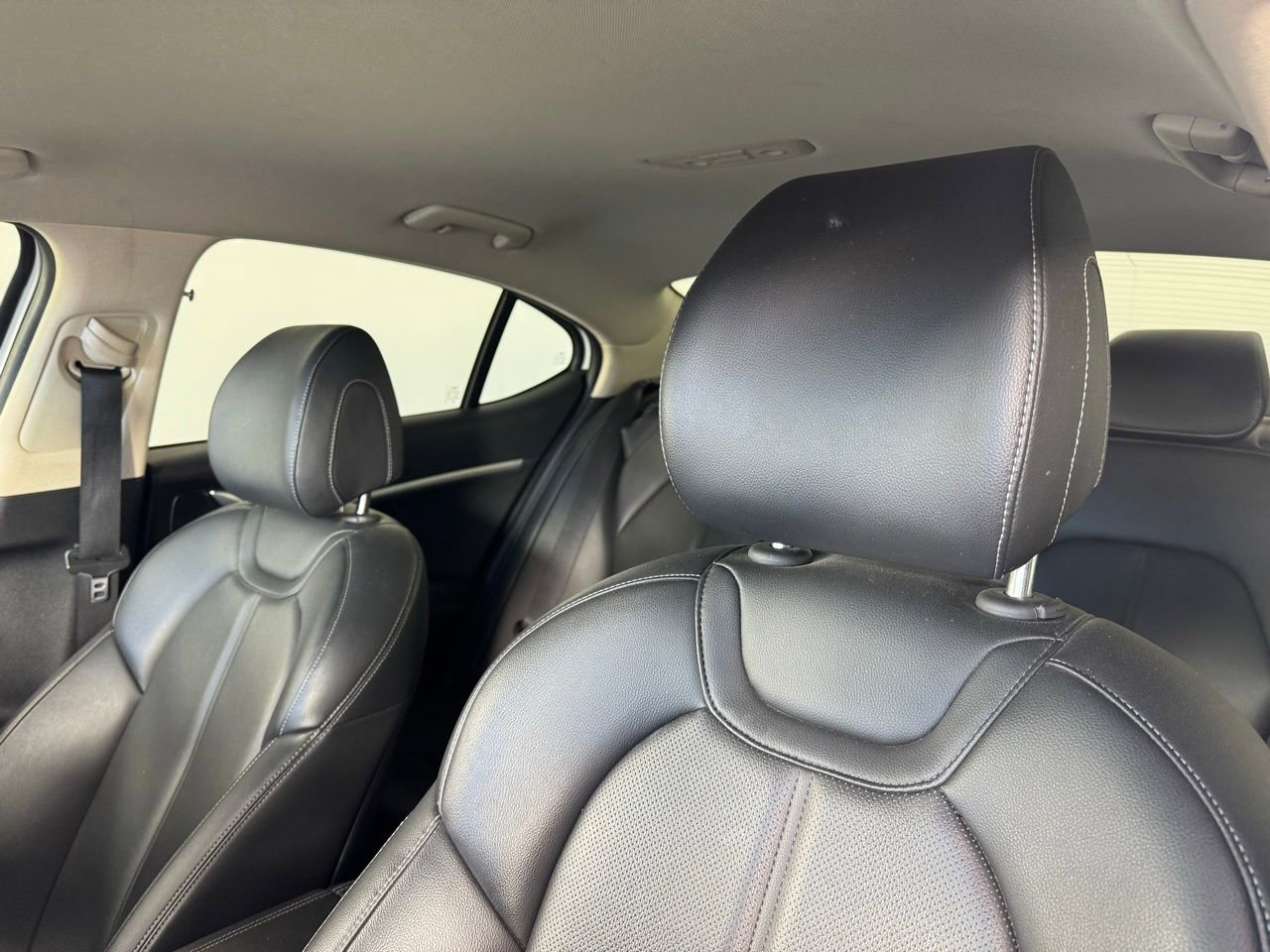 Used 2023 Genesis G70 2.0T image 3