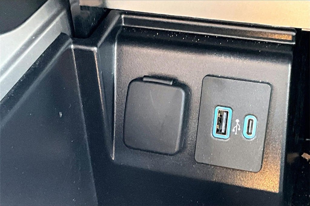 Used 2023 Ford Explorer XLT w/ Equipment Group 202A image 19