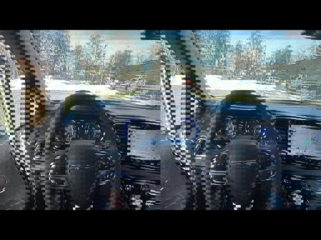 Used 2025 Chrysler Pacifica Select image 11