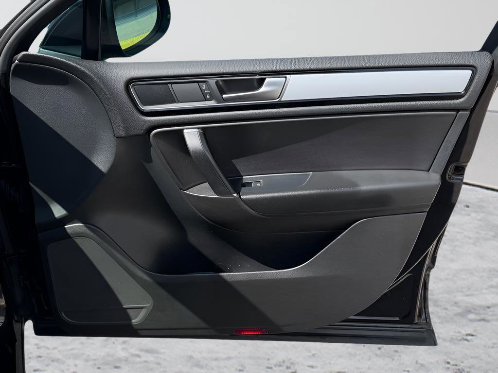 Used 2017 Volkswagen Touareg Wolfsburg Edition image 31