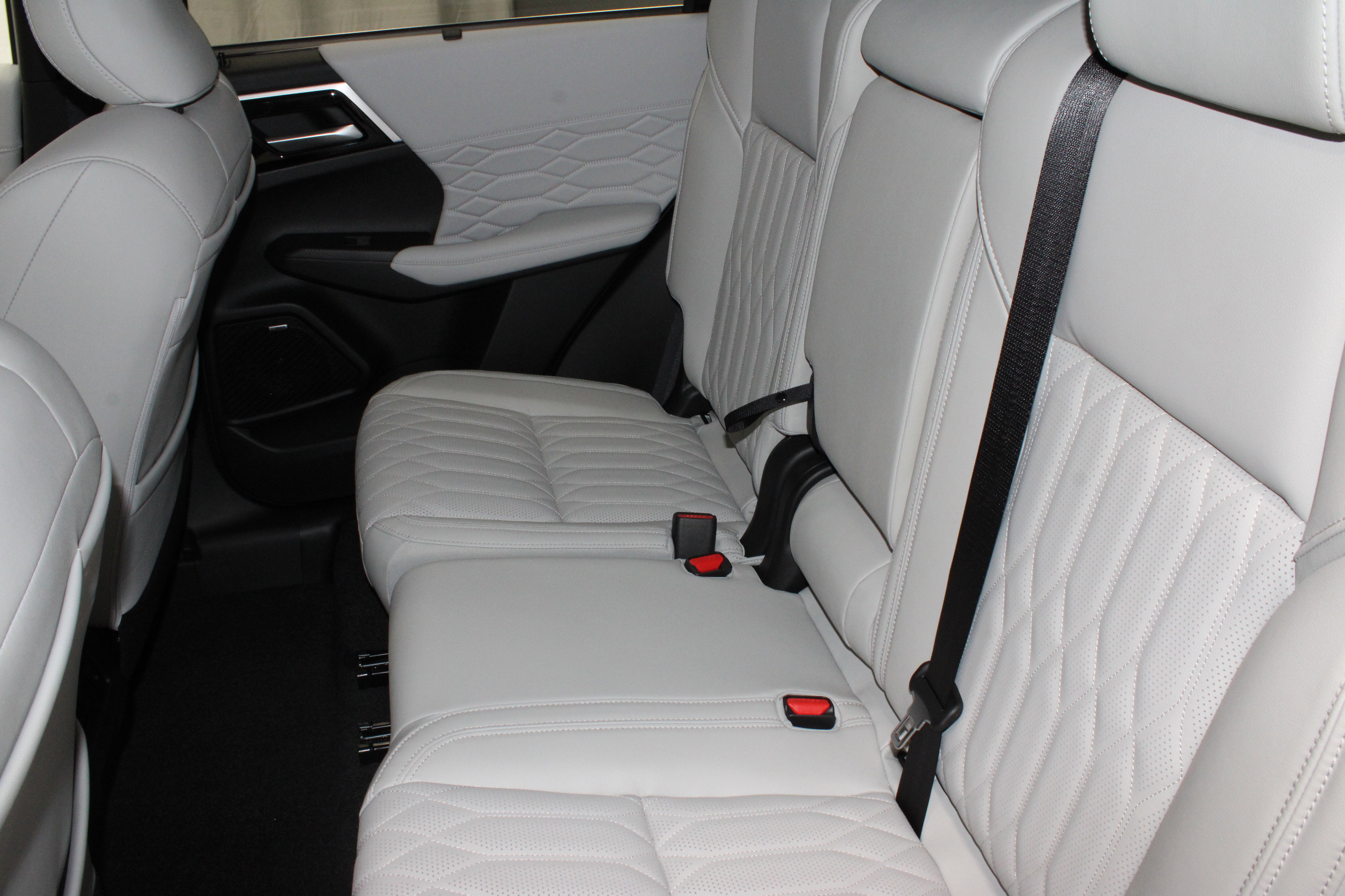 New 2025 Mitsubishi Outlander SEL image 14
